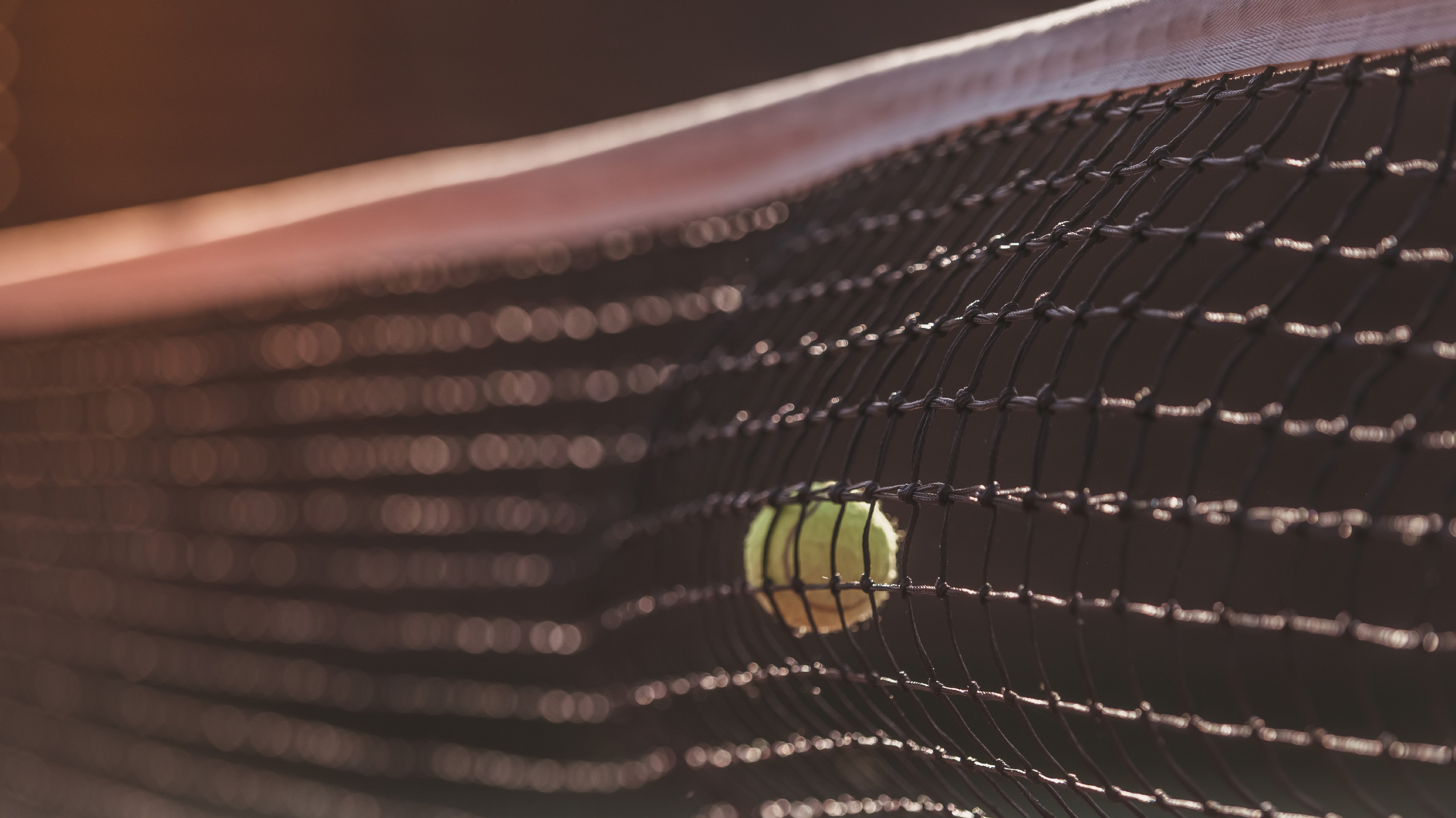 How to Choose Between a Polyester and a Vinyl Headband on a Tennis Net